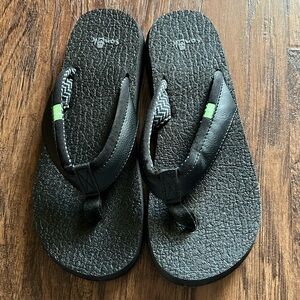 Sanuk size 5 black flip flops